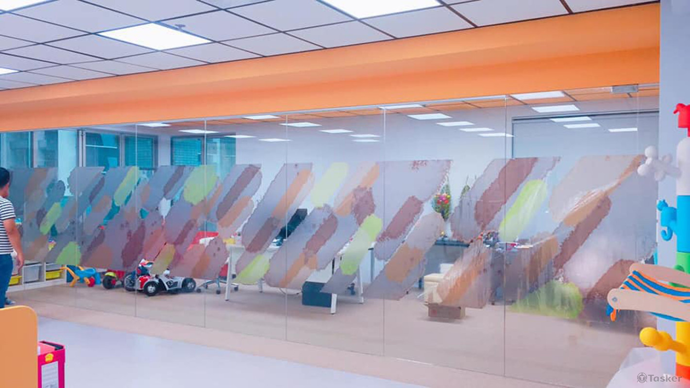 朋友是室內設計師，幫忙她畫此案件會議室的玻璃裝飾設計