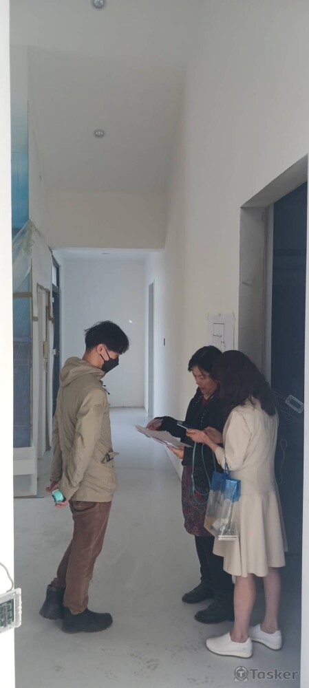 與業主於案場討論