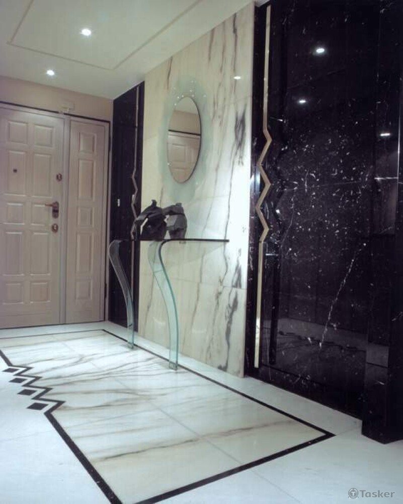 玄關-端景牆面及客浴暗門