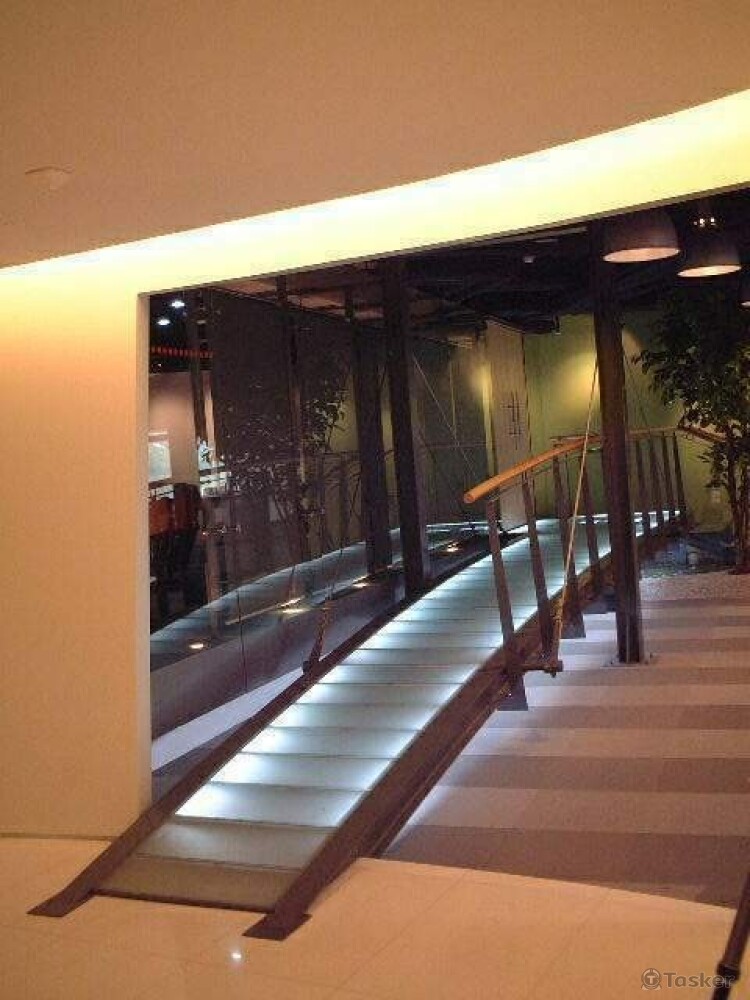 連接LOBBY及辦公司的造型橋