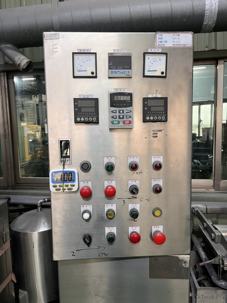 舊機為傳統按鈕控制