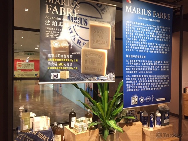 法鉑-高雄Sogo 櫥窗佈置設計-外側樣式