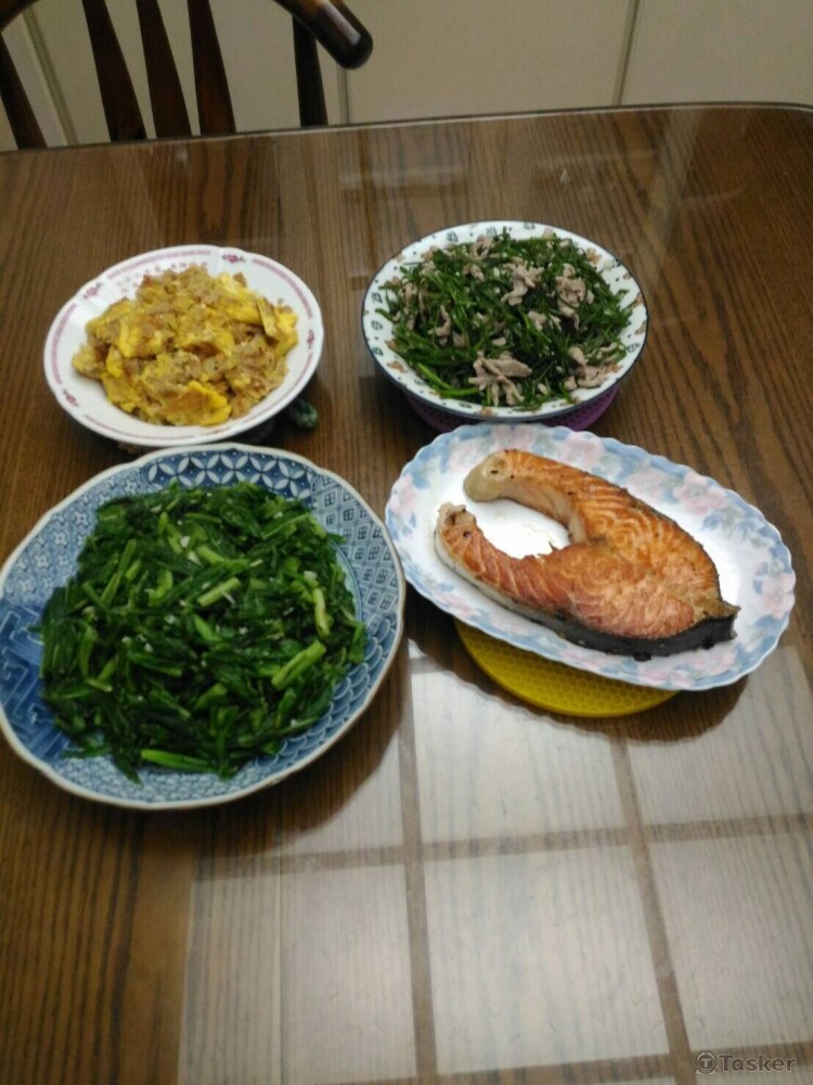 水蓮炒肉絲丶炒A菜、煎蘿蔔蛋、煎鲑魚