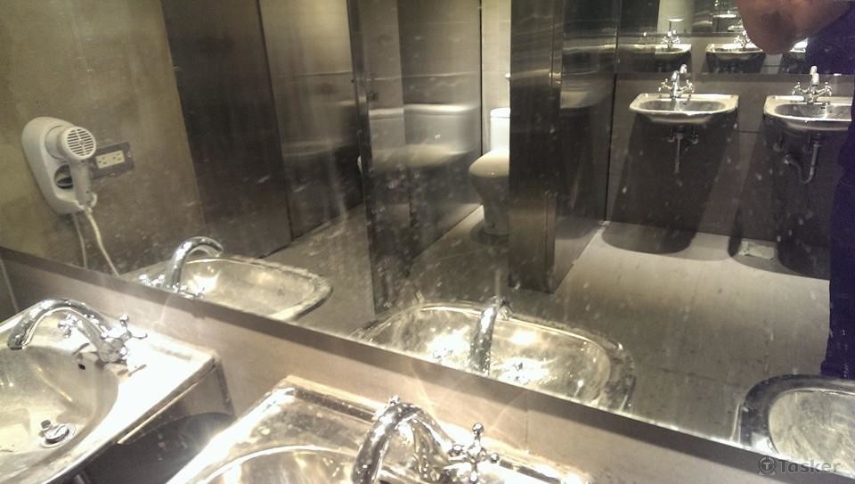 一堆灰塵 與水泥 油漆