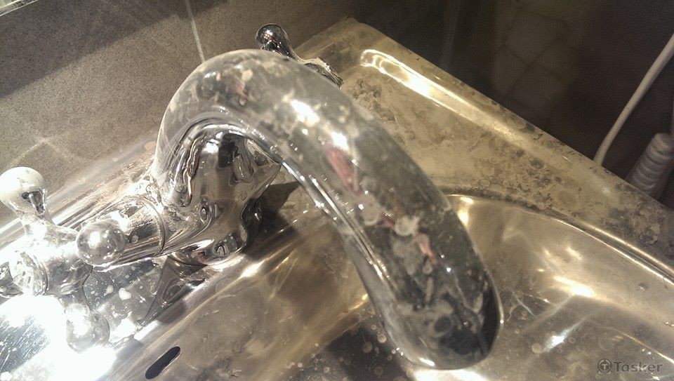 水龍頭上也都是水泥與油漆