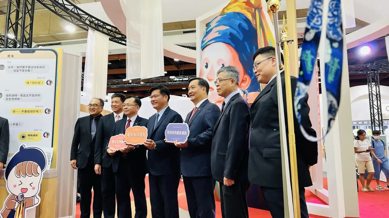 ▲ 時任總統府秘書長林佳龍，視察2023年資訊月之側拍記錄