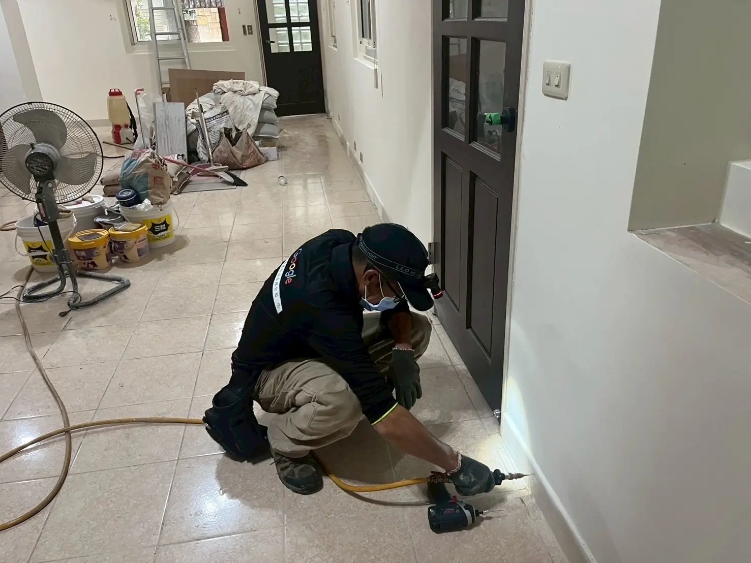踢腳板建立地面防護網